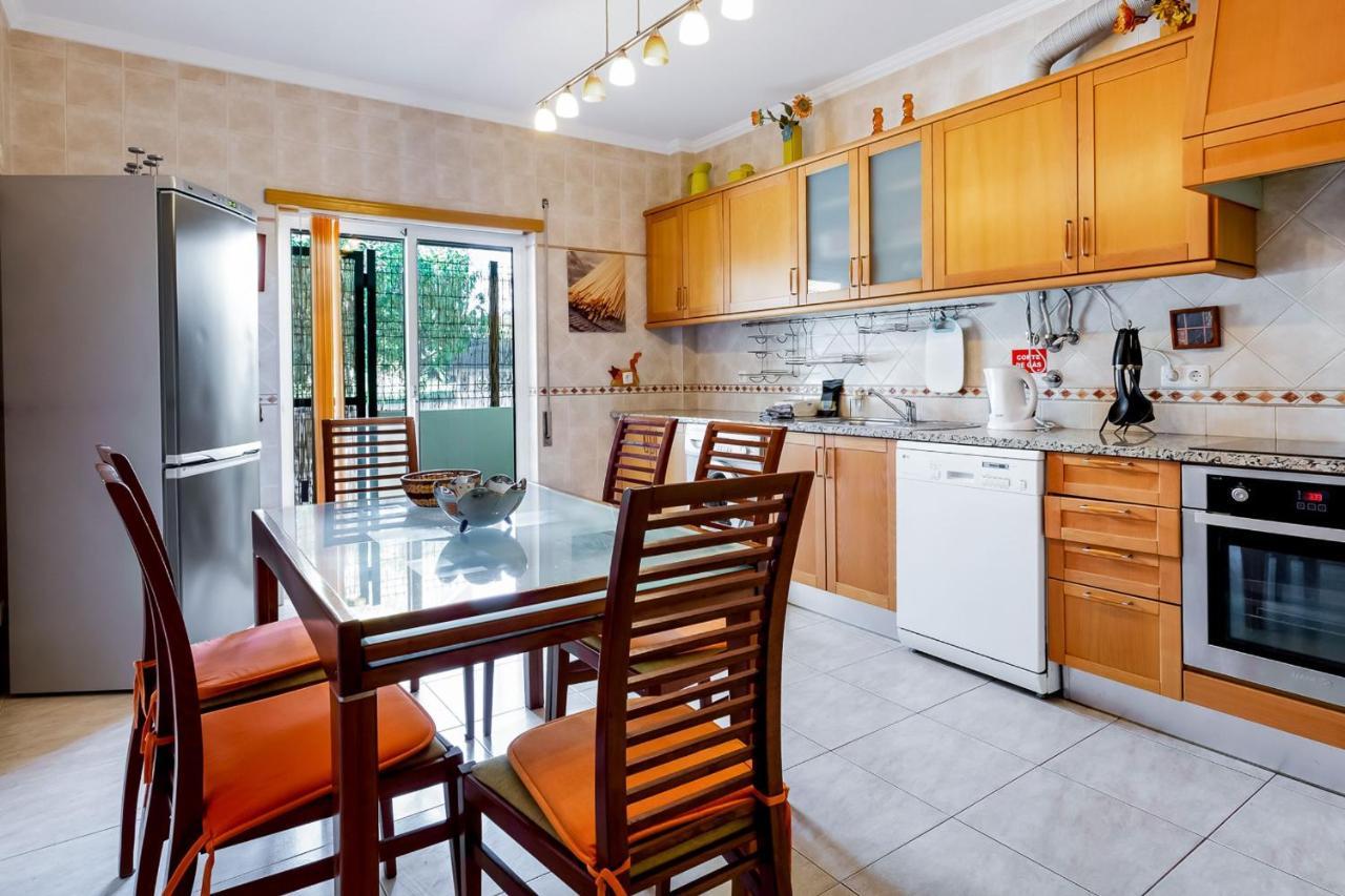 Spacious 2 Bdr Apartment W/ Patio By Lovelystay Armação de Pêra Kültér fotó